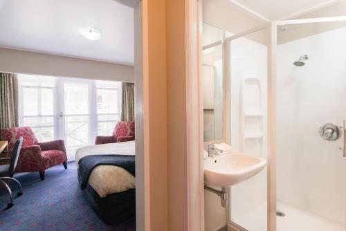 Ett badrum på Discovery Settlers Hotel