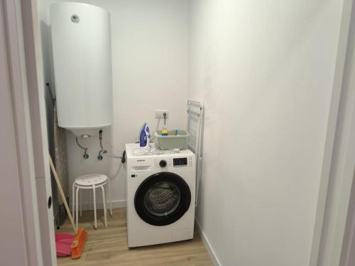a washer and dryer in a small room at Siralvar vivienda turística Arís in Cabana de Bergantiños