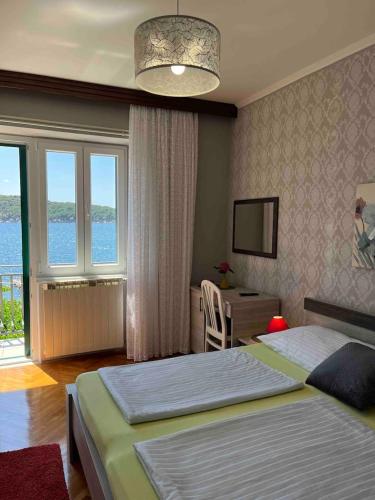 Postel nebo postele na pokoji v ubytování Room, Seaside house Dragica