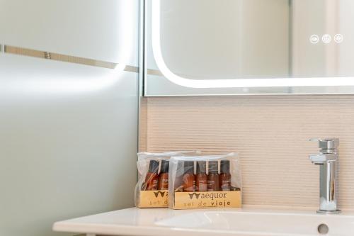 Un baño de Bright seaside apartment in Los Cristianos - Achacay