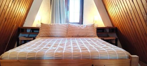 ein Bett in einem Zimmer mit Fenster in der Unterkunft Casa Alpina Frente al Mar - Aguas Verdes in Aguas Verdes