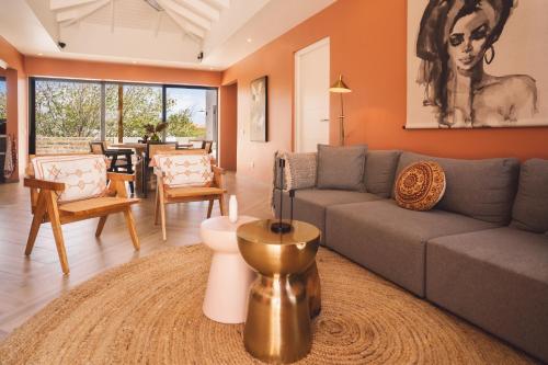 Jan ThielにあるVilla Janssen with private pool, Jan Thiel 6pのソファとテーブルのあるリビングルーム