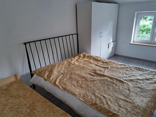 un dormitorio con una cama y una ventana en apartmaji strunjan, en Portorož