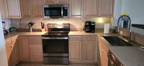 Η κουζίνα ή μικρή κουζίνα στο Luxury 5 Star Waterfront Condo 3 Bdr 2 Bath Pool Hot-Tub Panoramic Gulf and Intracoastal Waterway Views