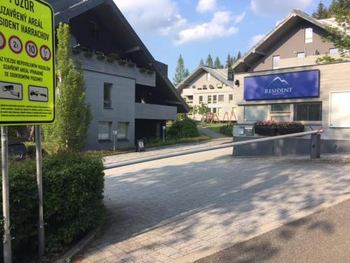 Family studio Resident s terasou, garáží, kuchyňskou linkou, vhodné i pro rodiny s dětmi, u sjezdovky pro děti, bobové dráhy, FREE Garage, FREE WIFI, výhled do zahrady s posezením na terase, dětské hřiště v areálu