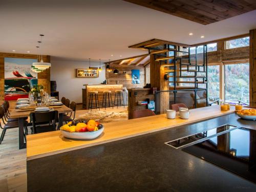 une cuisine avec un comptoir avec un bol de fruits dessus dans l'établissement Chalet Fernand - OVO Network, à La Clusaz