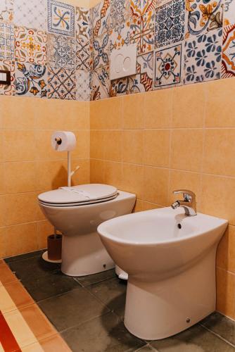 a bathroom with a toilet and a bidet at B&B Dimora Portanuova in Casalbordino
