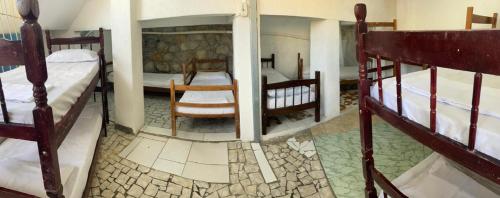 Zimmer mit 2 Etagenbetten und einem Stuhl in der Unterkunft Pousada Nossa Senhora de Laus in Cachoeira Paulista