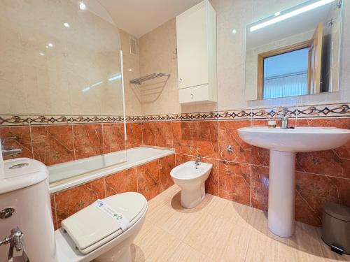 a bathroom with a toilet and a sink and a tub at ACV - Costa marina I - 1ª linea planta 9 Sur 2 in Oropesa del Mar
