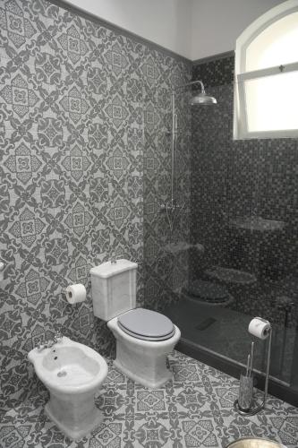 a bathroom with a toilet and a shower at Maison Canopée in Messina
