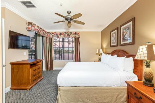 オーランドにあるThe Berkley, Orlandoのベッドルーム1室(ベッド1台、シーリングファン付)
