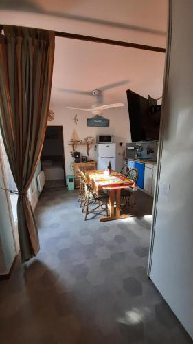 un salon avec une table et une cuisine dans l'établissement Les Marines 2, au Barcarès