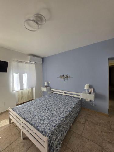 a bedroom with a bed with a blue wall at B612 bed & breakfast CAMERE in Manoppello