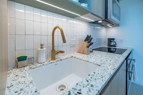 Stylish 1 Bedroom Apartment with Balcony and Citi Views in Downtown photo 11
