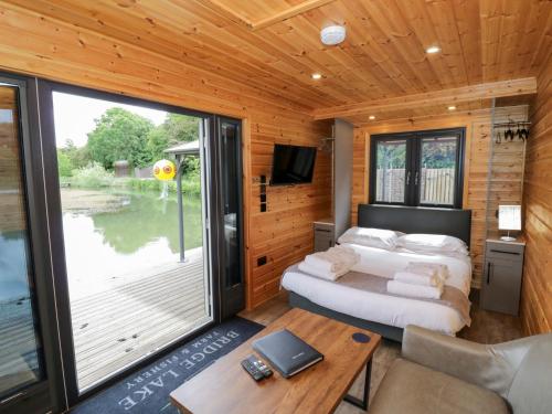 Ένα ή περισσότερα κρεβάτια σε δωμάτιο στο Maple Lodge at Bridge Lake Farm & Fishery