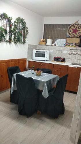 Η κουζίνα ή μικρή κουζίνα στο Aliki's Foini House