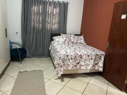 a bedroom with a bed and a window at Refúgio wbenthé in Paty do Alferes