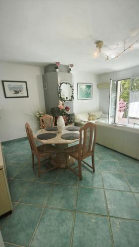 une salle à manger avec une table et des chaises dans une pièce dans l'établissement karine et thierry, à Arles