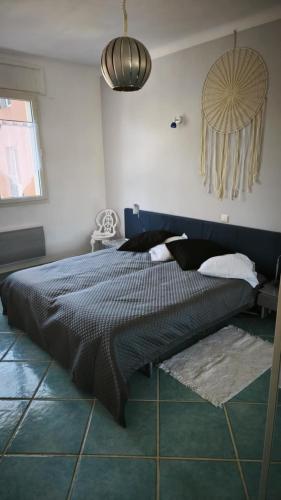 une chambre avec un grand lit dans une pièce dans l'établissement karine et thierry, à Arles