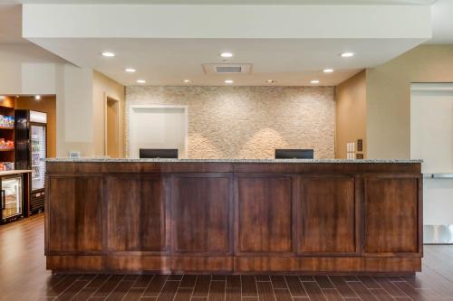 a lobby with a wooden bar in a library at Comfort Inn & Suites Florence Center Area in Florence