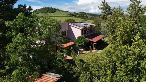 Una vista aérea de una casa con techo. en Agrihouse, en Bracciano