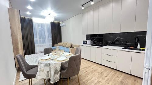 Köök või kööginurk majutusasutuses ЖК Улы Дала шикарная квартира с прекрасной аурой