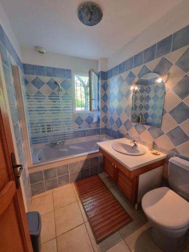 une salle de bain avec toilettes, lavabo et baignoire dans l'établissement Beautiful villa close to beach, great views & pool, à Les Adrets-de-l'Estérel