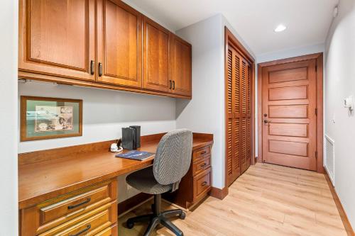 a home office with a desk and a chair at Mauna Lani Villages 606 in Waikoloa