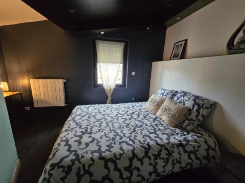 une chambre avec un lit et une fenêtre dans l'établissement Studio relax maisdon, à Maisdon-sur-Sèvre