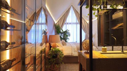 a bedroom with a bed and a window at Cabana Pinot Noir - cabanaurbana in Bento Gonçalves