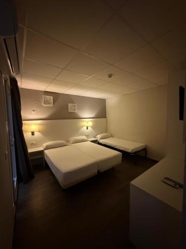 Postel nebo postele na pokoji v ubytování Hostal B and B Benidorm