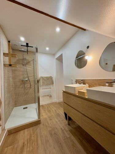 une salle de bain avec deux lavabos et une douche dans l'établissement Lodges de la Ferme de la Chaise, à Saint-Antonin-de-Sommaire