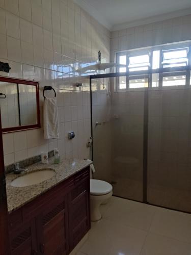 une salle de bain avec une douche, des toilettes et un lavabo dans l'établissement Casa OLiveira, à Cachoeira Paulista