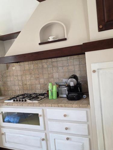 a kitchen with a stove and a counter top at B612 bed & breakfast APPARTAMENTO Piccolo Principe in Manoppello