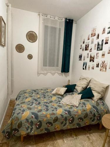 une chambre avec un lit et une fenêtre dans l'établissement Appartement au cœur du village, à Saint-Rome-de-Tarn