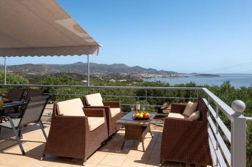 a patio with chairs and a table on a balcony at ALMA casa in Mardhátion