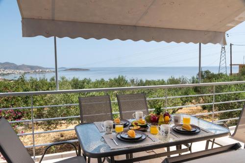 a table with food and fruit on top of a balcony at ALMA casa in Mardhátion