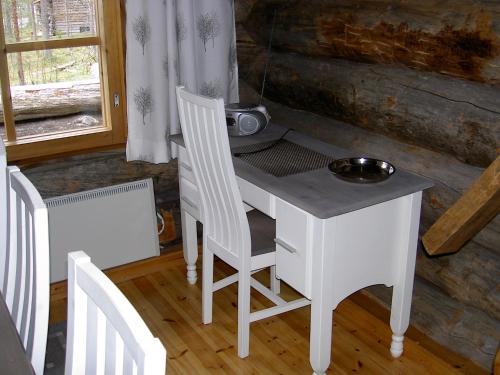 レヴィにあるNorthern Lightsの白い小さなテーブルと椅子が備わります。
