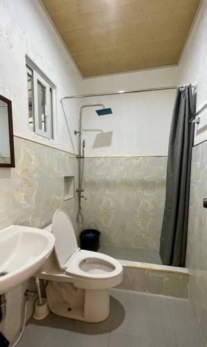 a bathroom with a toilet and a sink at Felomina Guesthouse in San Juan