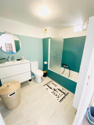 une salle de bain avec un lavabo, des toilettes et un miroir dans l'établissement Le Patricia studio balcon calme vue clim, à Menton