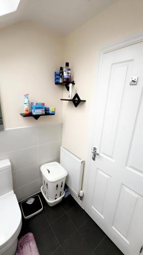 Ένα μπάνιο στο Modern & spotless property with easy commute to London, Birmingham, MK, etc