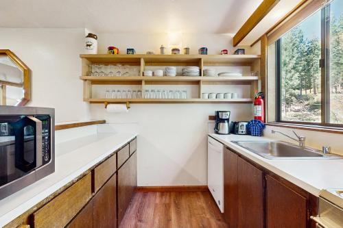 Kuchyň nebo kuchyňský kout v ubytování Delightful Northstar Condo