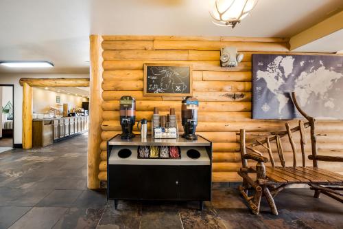 a coffee shop with a table and a bench at Mountain Vista Hotel in West Yellowstone