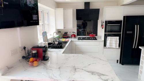Η κουζίνα ή μικρή κουζίνα στο Modern & spotless property with easy commute to London, Birmingham, MK, etc