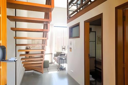 een trap in een kamer met een woonkamer bij Perequê Center in Ilhabela