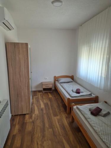 Ein Bett oder Betten in einem Zimmer der Unterkunft Apartman Olivera 2