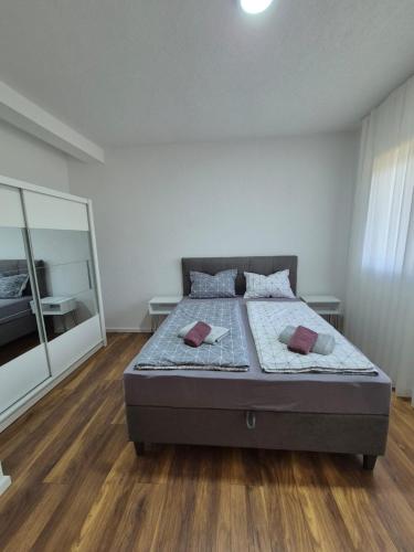 Ein Bett oder Betten in einem Zimmer der Unterkunft Apartman Olivera 2