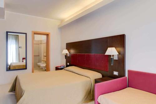 Postel nebo postele na pokoji v ubytování Hotel Capitol