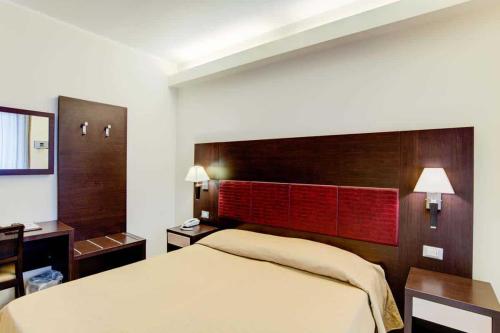 Ένα ή περισσότερα κρεβάτια σε δωμάτιο στο Hotel Capitol