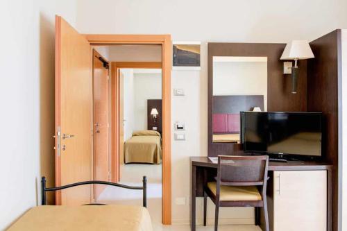 Μια τηλεόραση ή/και κέντρο ψυχαγωγίας στο Hotel Capitol